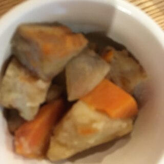 さつま揚げとじゃがいもと人参と大根の味噌煮